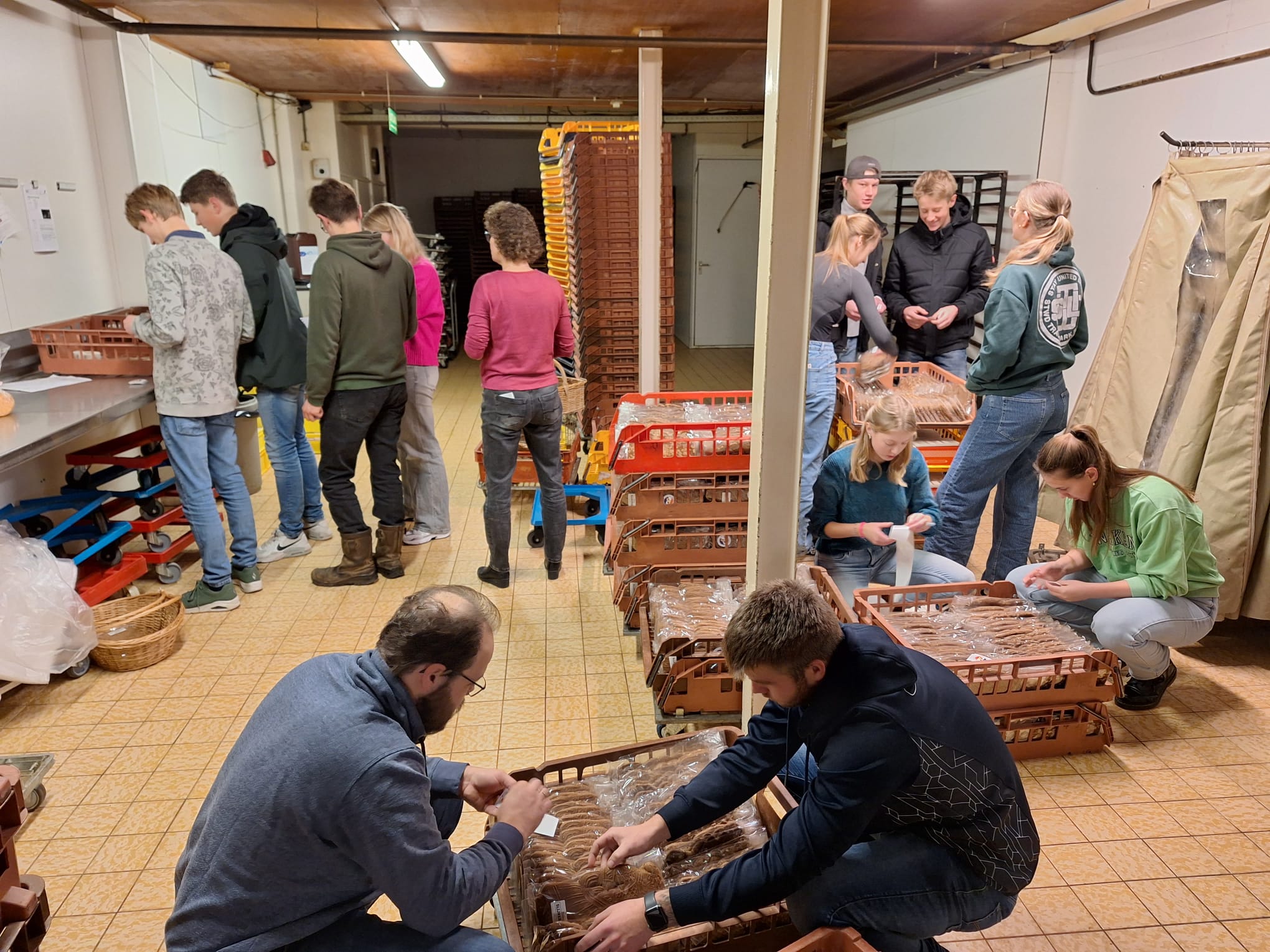 Speculaaspoppen verkopen aan de deur voor Oeganda
