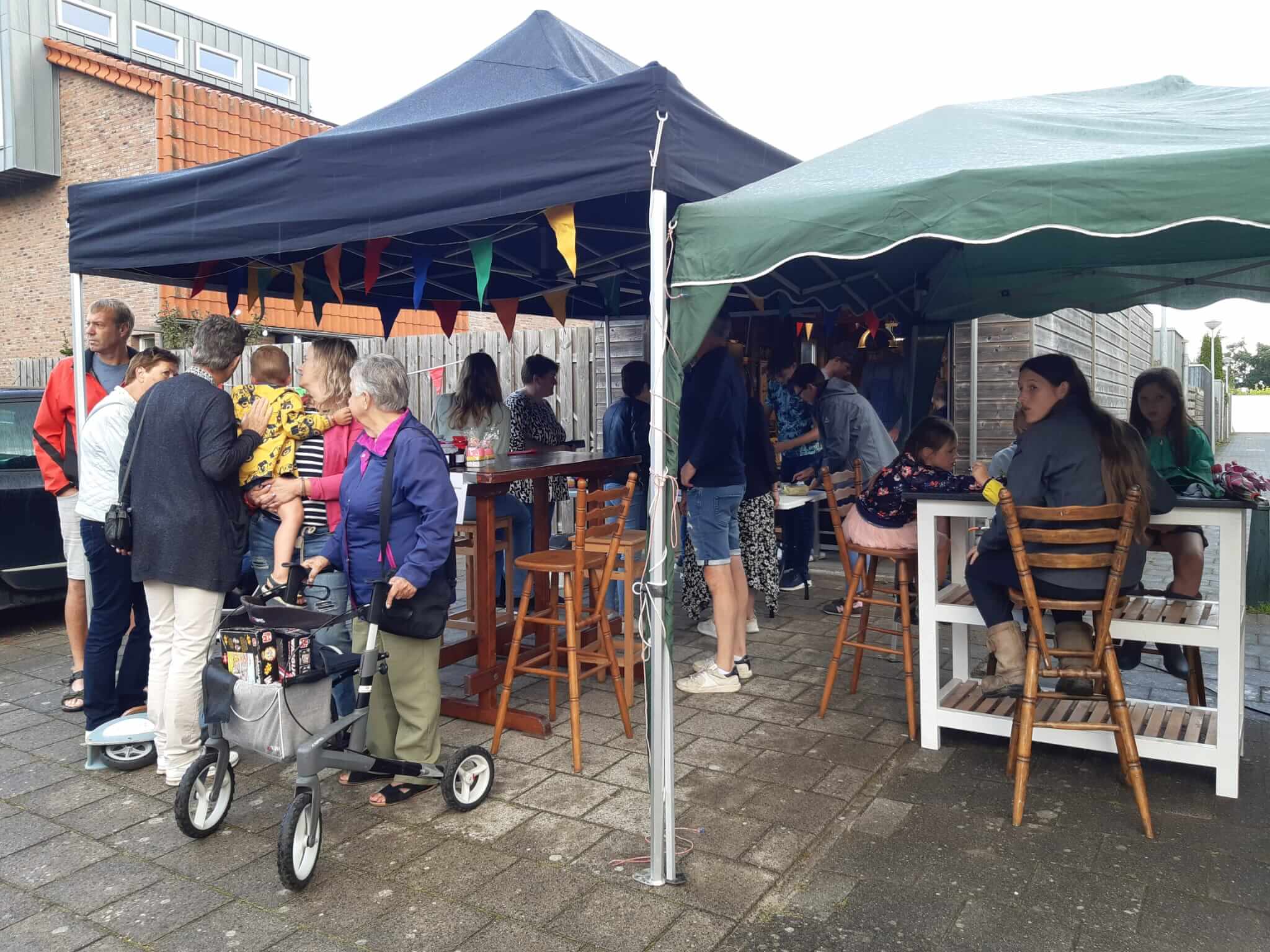 Poffertjes verkopen tijdens het midzomerfeest in Slootdorp.